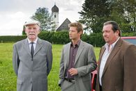 Die Rosenheim-Cops – Hat Chauffeur Walter Zengler (Elert Bode, li.) etwas vor den Kommissaren Prantl (Andreas Giebel, re. ) und Hansen (Igor Jeftic, mi.) zu verbergen?