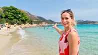 Wunderschön! – Moderatorin Tamina Kallert am Strand von Tuerredda. Weiteres Bildmaterial finden Sie unter www.br-foto.de.