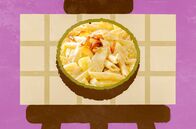 Küchen der Welt – Älplermagronen sind ein Schweizer Gericht, das mit Nudeln, Kartoffeln und reichlich Käse zubereitet und mit Apfelmus serviert wird.