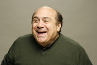 It's Always Sunny in Philadelphia – (3. Staffel) - Frank Reynolds (Danny DeVito) ist der juristische Vater von Dennis und Dee, beteuert immer nur das Beste für seine Kinder zu wollen, nutzt sie allerdings ständig aus und spannt sie für seine Zwecke ein ...