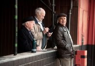 Matterns Revier – Helmut (Jochen Stern, l.) und Berti (Dieter Schaad, r.), erzählen Mattern (Hansa Czypionka, r.), Opa Rudi wäre auf Kur gefahren.