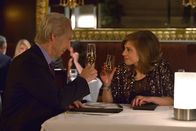 The Strain – Eldritch (Jonathan Hyde, l.) erhält eine wichtige Information bezüglich eines gesuchten Gegenstandes, während er weiterhin versucht, Coco (Lizzie Brocheré, r.) aus den Vampir-Machenschaften herauszuhalten ...