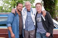 Inside Out – A.J. (WWE Superstar Paul "Triple H" Levesque,l.), Jacks Vater Vic Small (Bruce Dern,m.) und Jack (Michael Rapaport).
