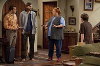 Two and a Half Men – Als Alan aus der Nervenklinik entlassen wird, erwarten ihn zu Hause schreckliche Nachrichten: Alan (Jon Cryer, l.), Walden (Ashton Kutcher, 2.v.l.), Berta (Conchata Ferrell, 2.v.r.) und Jake (Angus T. Jones, r.) ...