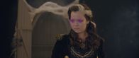 Theodosia – Josie (Yuki Sutton) steht im Bann ihrer eigenen Zauberkraft.