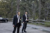 They Want Me Dead – Die Killer Patrick (Nicholas Hoult, r.) und Jack (Aidan Gillen) tarnen sich als FBI-Ermittler.
