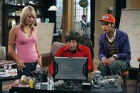 The Big Bang Theory – Penny (Kaley Cuoco, l.) kann nicht glauben, dass man so leben kann wie Leonard, Sheldon, Howard (Simon Helberg, M.) und Rajesh (Kunal Nayyar, r.) ...