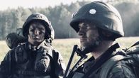 Californian Commando – Soukka (Elias Keranen, l.) und PH (Juho Uusitalo, r.) bleiben im aufgeschlagenen Lager. Doch das plötzliche Verschwinden ihres Kameraden macht die beiden zunehmend stutzig.