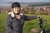 Mensch Heimat – Michaela Merz, in der Gemeinde Wertheim geboren, arbeitet als Altenpflegerin und ist durch und durch Familienmensch. Michaela, fröhlich, herzlich und alles andere als „altmodisch“ oder gar spießig, genießt die Beschaulichkeit ihrer Heimatstadt – und: ihre Fanfare, mit der sie vorne im Spielmannszug „fränkische Herolde" mitmarschiert.
