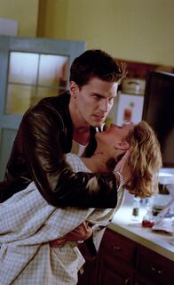 Buffy - Im Bann der Dämonen – Angel (David Boreanaz, l.); Joyce (Kristine Sutherland, r.)