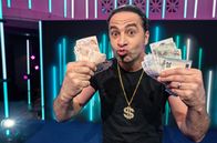 Babbel Net! – "Babbel Net!" sagt der Kurpfälzer, wenn jemand kein dummes Zeug reden soll. Davor will Bülent Ceylan sein Publikum bewahren und verrät in seinem Comedy-Tutorial alles, was man zum Thema Geld wissen muss, um auf jeder Party mitreden zu können. Dabei hilft ihm Finanz-Influencer Simon Schöbel, der Bülent interessante Finanztips gibt und mit Bülents Alter Ego "Anneliese" ein Aufklärungsvideo zum Thema Luxus-Marken produziert. Bülent erkundet exklusiv ein geheimes Hochsicherheitslabor, in dem Euroscheine auf ihre Haltbarkeit getestet werden und der ehemalige Geldfälscher Jürgen Kuhl verrät ihm, wie es ihm gelang fast perfekter Dollar-Blüten zu drucken und warum das keine so gute Idee war. Mitwirkende: Bülent Ceylan; Jürgen Kuhl; Simon Schöbel; Esra; LauRAW