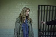 Back to Life – Wieder im Knast: Miri (Daisy Haggard) ist verzweifelt.