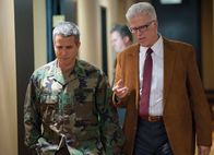 Der Ruf der Wale – Der Ruf der Wale Gut fürs Geschäft: Dermot Mulroney als Colonel Scott Boyer, Ted Danson als J.W. McGraw