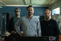 Unit 42 – Nassim Khaoulani (Roda Fawaz, l.), Samuel Leroy (Patrick Ridremont, M.) und Bob Franck (Tom Audenaert, r.) müssen ein kleines Mädchen aus den Fängen einer Verrückten befreien. Die drei Polizisten werden außerdem erpresst.