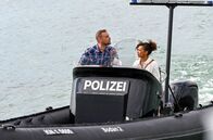 WaPo Bodensee – Michael Jungbluth (Florian Schmidtke, l.) hat das WaPo- Boot gekapert, weil er seiner Geliebten Zola Burchardt (Sithembile Menck, r.) helfen will. Diese steht unter dem Verdacht ihren Mann ermordet zu haben.