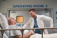 New Amsterdam – Rabbi Skillman (George Wyner, l.) und Dr. Max Goodwin (Ryan Eggold)