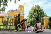 Die Mädchen-WG - Im Schloss am See – Von links: Toni, Feli, Luise, Anna und Alexa - Sie verdanken ihre wilden Outfits einer Ankleide-Challenge. So wie sie sind geht es jetzt zum Surfen.