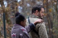 The Passage - Das Erwachen – Amy Bellafonte (Saniyya Sidney, l.); Brad Wolgast (Mark-Paul Gosselaar, r.)