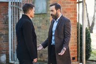 Wild Bill – Bill (Rob Lowe, l.) versucht, über Oleg Kraznov (Aleksandar Jovanovic, r.) an Informationen zum Nagelpistolen-Killer zu kommen.