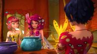 Mia and me – Yuko (l.), Mia (M.) und Mo (r.) wollen Polytheus mit einer köstlichen Mahlzeit überraschen. Sie erhoffen sich dadurch, die Aushändigung des Herzkristalls.