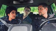 Schloss Einstein – Marlon (Matti Schneider, Mitte) macht ein Praktikum bei der Polizei.