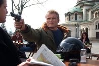 Direct Contact – Erst viel zu spät geht Ex-Special-Forces-Soldat Mike Riggins (Dolph Lundgren, r.) auf, dass US-Strippenzieher Connelly (Michael Paré, l.) schon viel zu lange auf dieser Erde wandelt ...