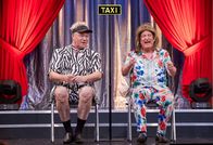 Heißmann + Rassau – Er will auch mal hinterm Steuer sitzen! Der Fahrgast (Volker Heißmann, rechts) zeigt dem Taxifahrer (Martin Rassau) wie's geht.
