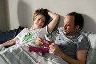 Hüftkreisen mit Nancy – Max (Felix Knopp, r.) zeigt beim Anblick seines Geburtstagsgeschenks nicht die von Tina (Rebecca Rudolph, l.) gewünschte Begeisterung.