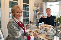 Krause kommt! – Teatime mit Désirée Nick: Sie kredenzt Pierre M. Krause Leckereien wie Eierlikör und Kuchen.