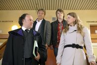 Oben ohne – (v.li.) C.C. Weinberger (Beamter), Wolfram Berger (Thomas Kilian), Lucas Schwabenitzky (David Kilian), Ulrike Beimpold (Renate Kilian).