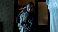 Der Palast – Roland (Nicolas Wolf) trifft in jungen Jahren eine folgenschwere Entscheidung.