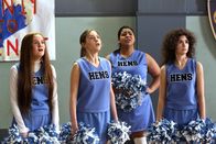 The Middle – Ruth (Grace Bannon, l.), Sue (Eden Sher, 2.v.l.), Becky (Jessica Marie Garcia, 2.v.r.) und Ashley (Katlin Mastandrea, r.) stellen schockiert fest, dass die echten Cheerleader nun auch die Wrestler anfeuern wollen. Daraufhin entbrennt zwischen den beiden Gruppen ein heftiger Wettstreit ...
