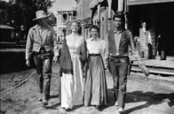 Der Stern des Gesetzes – Ex-Sheriff und Kopfgeldjäger Morgan (Henry Fonda, li.) kommt mit der Witwe Nona (Betsy Palmer, 2.v.l.) zusammen. Und auch Bens Geliebte Millie (Mary Webster, 2.v.r.) lässt sich davon überzeugen, dass Ben (Anthony Perkins, re.) weiterhin Sheriff bleibt.