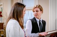 Sturm der Liebe – Katja (Isabell Stern, r.) will Maxis (Katharina Scheuba, l.) Zukunft retten und redet ihr ein Geständnis aus.
