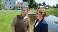 SOKO Wismar – Björn Kleinert (Zacharias Preen, l.) glaubte an Belindas Fähigkeiten und konsultierte sie vor geschäftlichen Entscheidungen. So nahm er auf ihren Rat Abstand von einem Geschäft, bei dem später ein Konkurrent absahnte. Er fühlt sich von ihr getäuscht. Rächte er sich deshalb an ihr? Das erfragt Katrin Börensen (Claudia Schmutzler, r.).