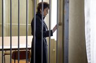 Weissensee – Liedermacherin Dunja Hausmann (Katrin Sass) besucht ihre Tochter Julia, die seit sechs Jahren wegen Landesverrats im Gefängnis Hoheneck festgehalten wird.