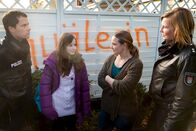 Notruf Hafenkante – Melanie (Sanna Englund, r.) und Mattes (Matthias Schloo, l.) befragen das Mädchen Florentine (Sophia Boehme, 2.v.l.) und ihre Mutter (Stephanie Gossger, 2.v.r.) zu dem Katzenquäler, der in der Gegend sein Unwesen treibt.