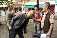 Allein unter Nachbarn – Für Harald (Hannes Jaenicke, l.) und Yussuf (Tayfun Bademsoy, 2.v.r.) gibt es keine Frage: Mustafas (Garry Fischmann, 2.v.r.) Widersacher Dirk (Patrick Schorn, 2.v.l.) ist ein Wolf im Schafspelz ...