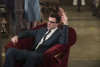 American Horror Story – Dank Schwester Mary Eunice bekommt Dr. Oliver Thredson (Zachary Quinto) wieder eine Festanstellung in Briarcliff.