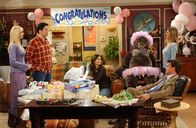 Friends – (v.l.n.r.) Phoebe Buffay (Lisa Kudrow); Joey Tribbiani (Matt LeBlanc); Monica Geller (Courteney Cox); Rachel Green (Jennifer Aniston); Chandler Bing (Matthew Perry)