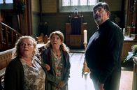 Mord mit Aussicht – Heike Schäffer (Petra Kleinert, l.) und Lydia Aubach (Julia Schmitt, 2.v.l.) bei Pastor Puttermann (Johannes Rotter, r.). Er möge wegen des "Hackestüpp", des regionalen Werwolfs, doch etwas unternehmen. Kann ein Zeichen des Himmels die Entscheidung beschleunigen?