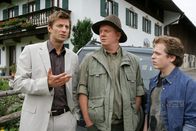 Die Rosenheim-Cops – Kommissar Sven Hansen ermittelt, dass Bruder und Sohn des Opfers als Verdächtige in Frage kommen. (Igor Jeftic, Edmund Jäger, Ferdinand Schmidt-Modrow)