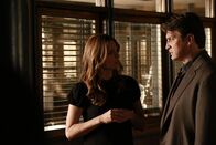 Castle – Um Beckett (Stana Katic, l.) näher zu kommen, versucht Castle (Nathan Fillion, r.) sich irgendwie in ihren neusten Fall einzuschleichen ...