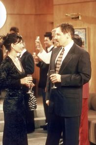 Friends – Millionär Pete (Jon Favreau, r.) kommt bei Monica (Courteney Cox, l.) nur äußerst schleppend voran.