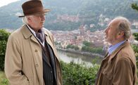 Hotel Heidelberg – Der holländische Witwer Julius Verboom (Bram van der Vlugt) kennt Günther Kramer (Rüdiger Vogler) bereits von früheren Besuchen im Hotel Heidelberg.