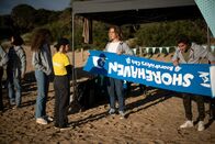 Surviving Summer – v.l.), Summer (Sky Katz, v.2.v.r.), Ari (Kai Lewins, 2.v.r.) und Marlon (Joao Marinho, r.) bereitet sich auf den Board Riders-Wettkampf vor. Sie treten gegen Clubs von überall aus dem Bundesstaat an und haben vor, besonders ihre Rivalen vom Anchor Cove-Team zu besiegen.