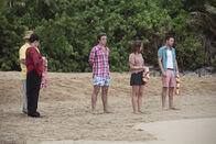 Death in Paradise – Eine traurige Angelegenheit am Strand: Diana Watson (Frances Barber, l.), Mike Watson (Robert Pugh, 2.v.l.), Adam Fairs (Luke Allen-Gale, M.), Sally Watson (Alice Henley, 2.v.r.) und Darren Moore (Matt di Angelo, r.) nehmen Abschied.