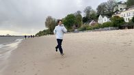 Die Tricks... – Jo Hiller beim Joggen am Strand.