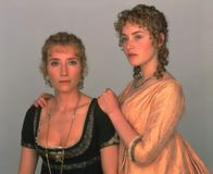 Sinn und Sinnlichkeit – Elinor (Emma Thompson, l.) und Marianne Dashwood (Kate Winslet, r.).