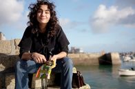 Zu Tisch mit Lucie - Kitchen Hacks – Lucie im Hafen von Douarnenez mit einer frischen Auster